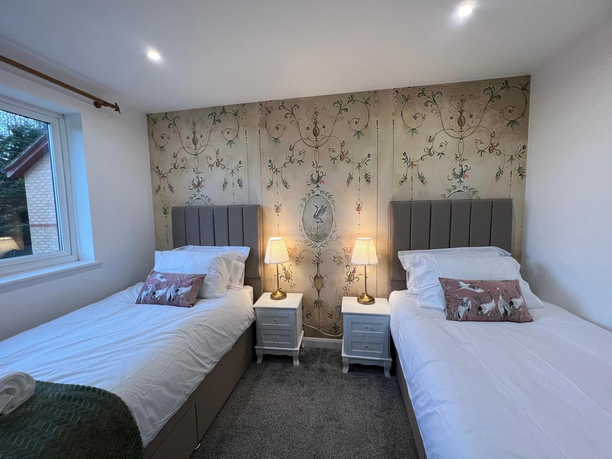 The Little Chinoiserie 2 Bed House With Large Garden And Only 7 Min Away From Mk Rail Station And Centre Milton Keynes